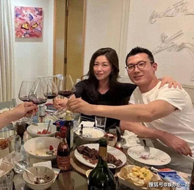 大利女儿珠宝好乖巧男方做高端西服生意开元棋牌网站40岁朱珠陪老公出差意(图1)