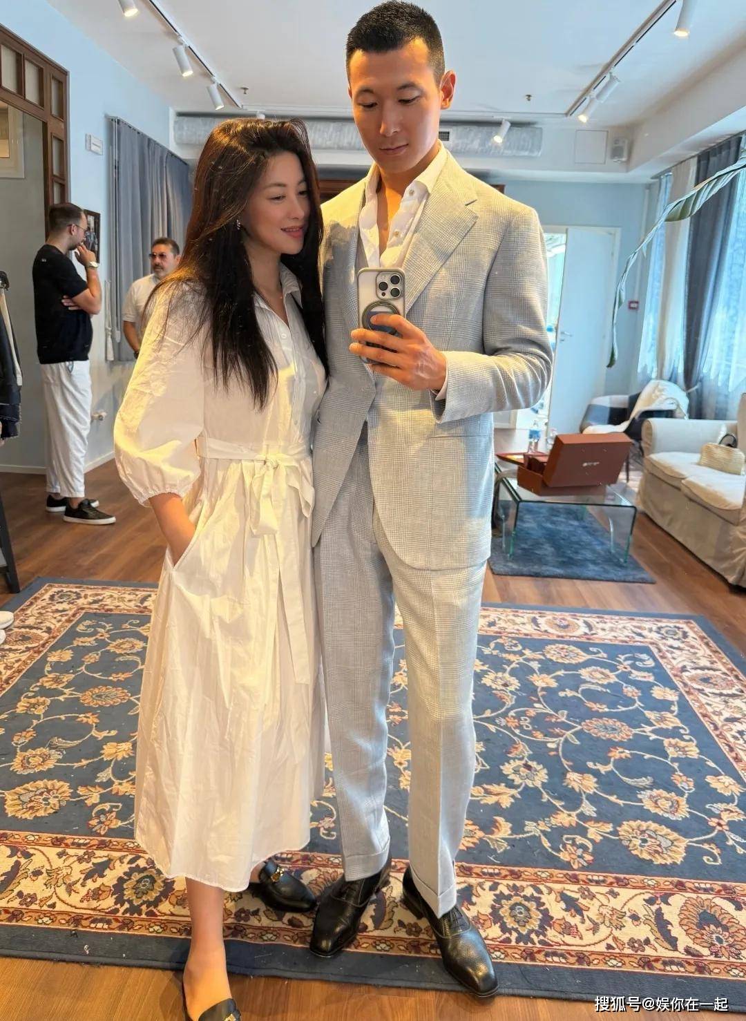 大利女儿珠宝好乖巧男方做高端西服生意开元棋牌网站40岁朱珠陪老公出差意(图2)