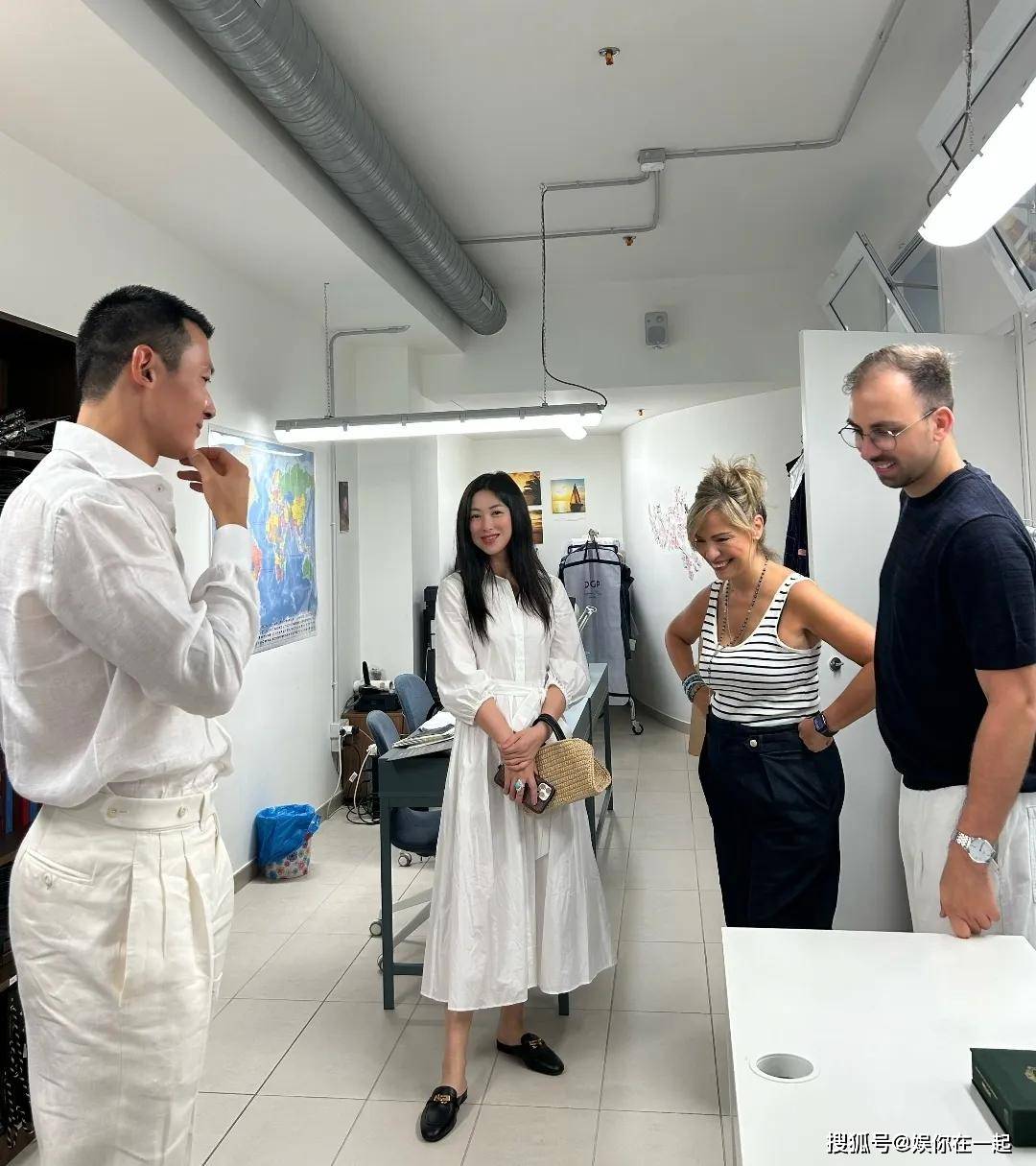 大利女儿珠宝好乖巧男方做高端西服生意开元棋牌网站40岁朱珠陪老公出差意(图7)